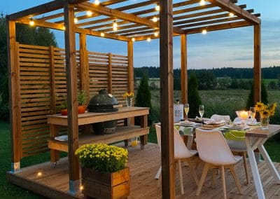 Pergola kalustettuna