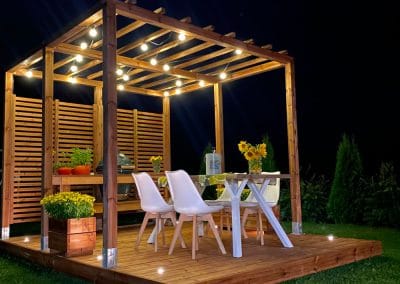 Pergola ja terassivalot pimeällä