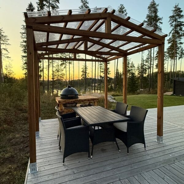 Katettu pergola terassikalusteilla
