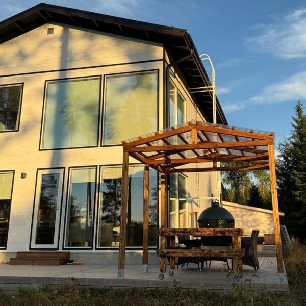 Pergola omakotitalon terassille