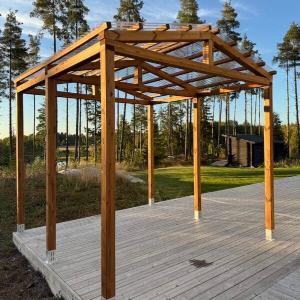 Harjakattoinen pergola valokatteella